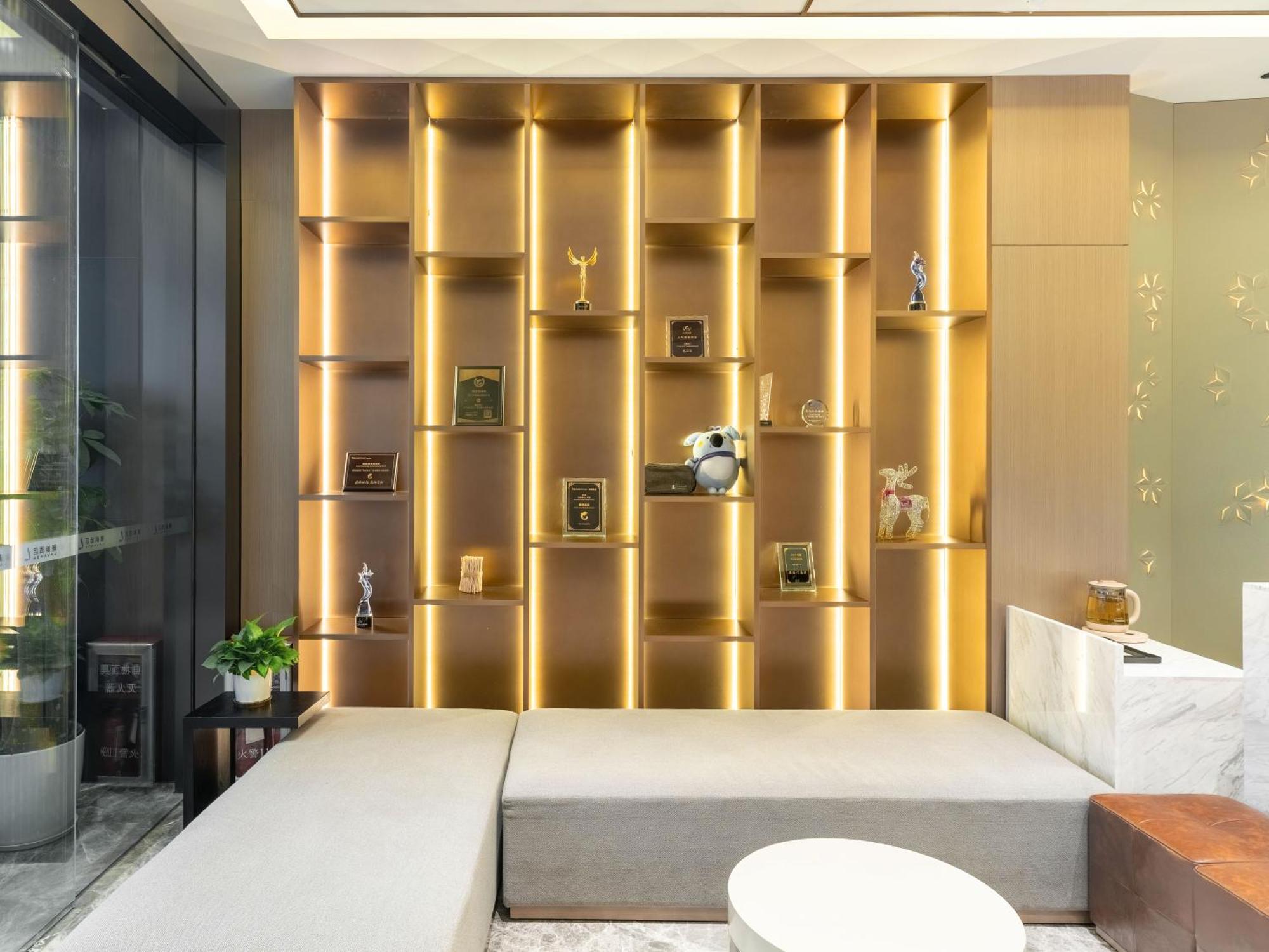 Lavande International Hotel Guangzhou Taikoo Hui Square Shipaiqiao Metro Station Branch - Free Shuttle Bus To Canton Fair Complex During Canton Fair Period & Free Vpn Internet Access Exterior photo